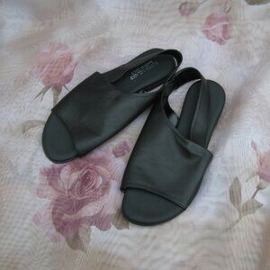 NEW size 8 Sophia Milano black leather flat sandals Made in Italy